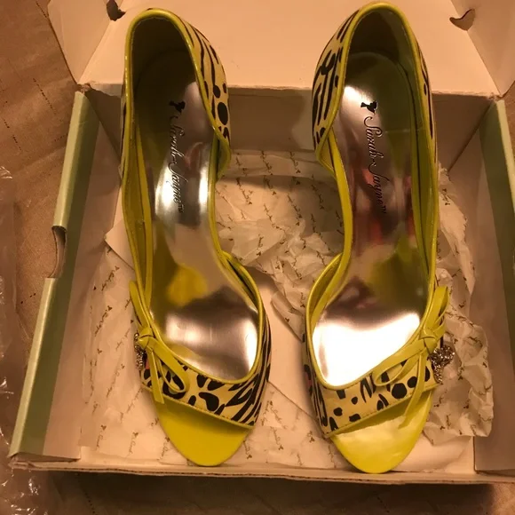 NWT. Sarah Jayne brand heels, size 8 - Picture 3 of 5